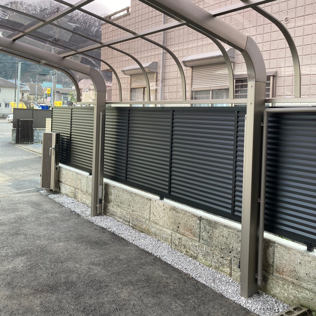 駐車場を拡張、見通しよく安全運転